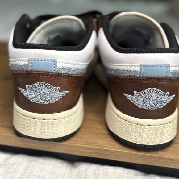 Air Jordan 1 Low SE - Picture 3 of 9